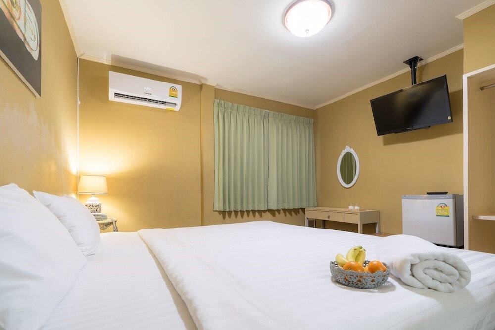 Бангкок: New Fuji Hotel Surawong Road Bangkok