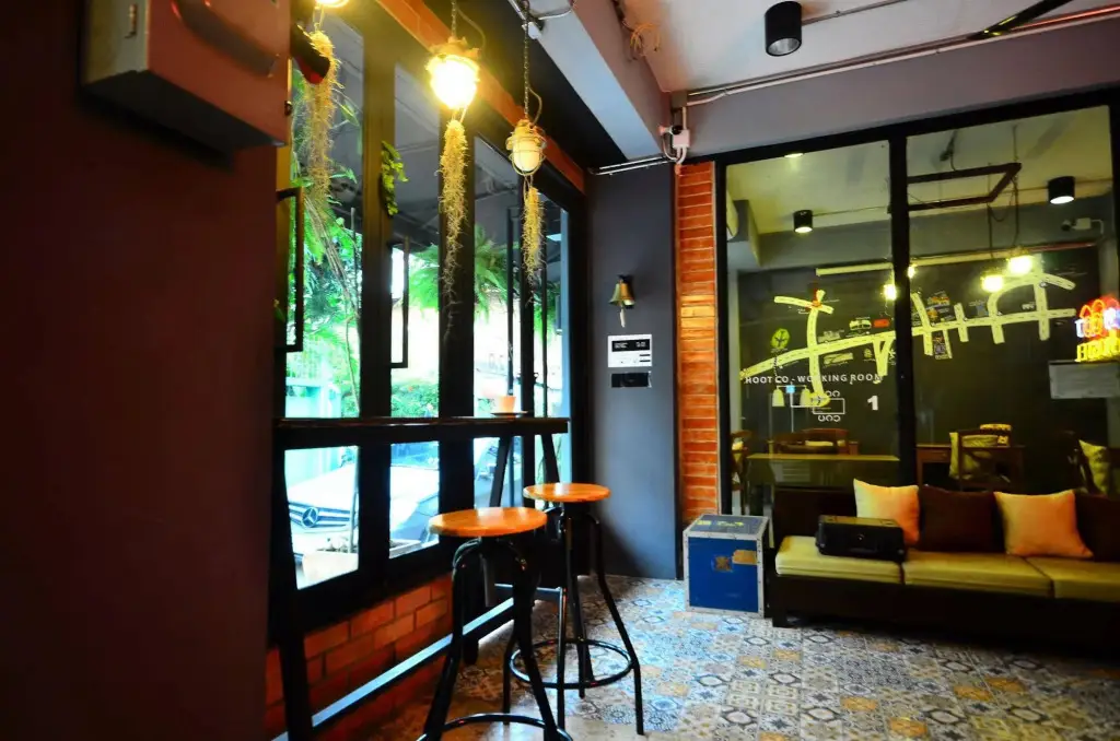 Бангкок: The neighbor hoot hostel & cafe