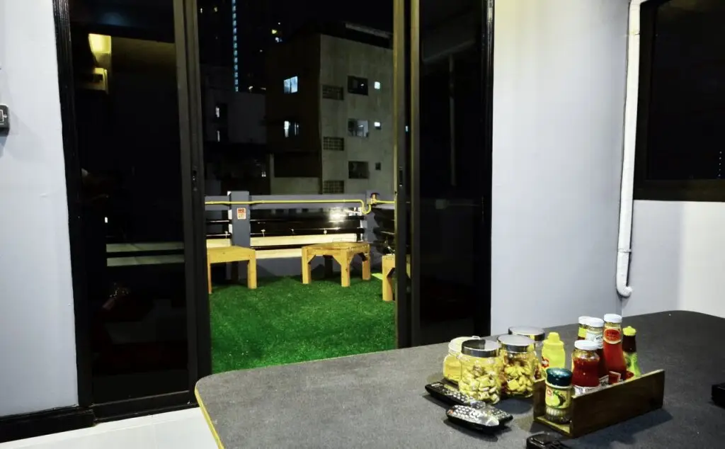 Бангкок: The neighbor hoot hostel & cafe