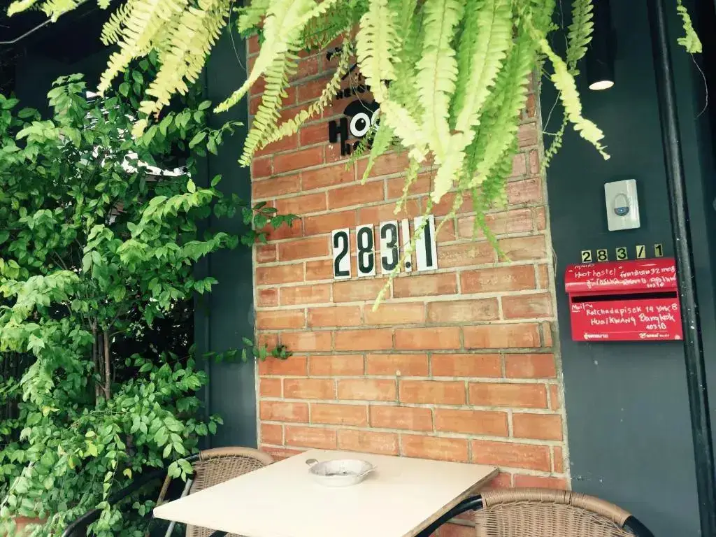 Бангкок: The neighbor hoot hostel & cafe