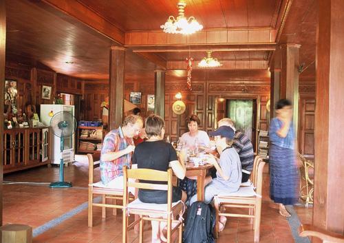 Банг-Яй: Thai House House