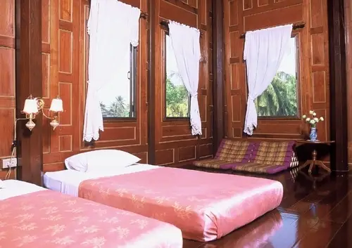 Банг-Яй: Thai House House