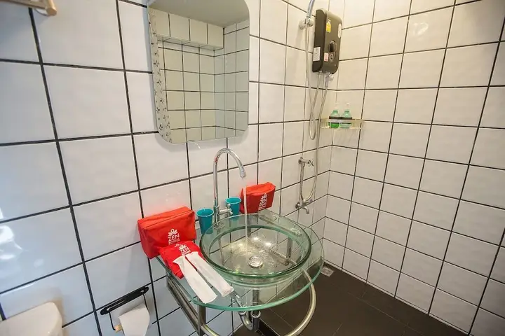Чиангмай: ZEN Rooms Manee Nopparat Soi 1