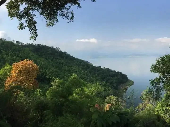 Тха Кра Дан: Thawsi Lake Hill
