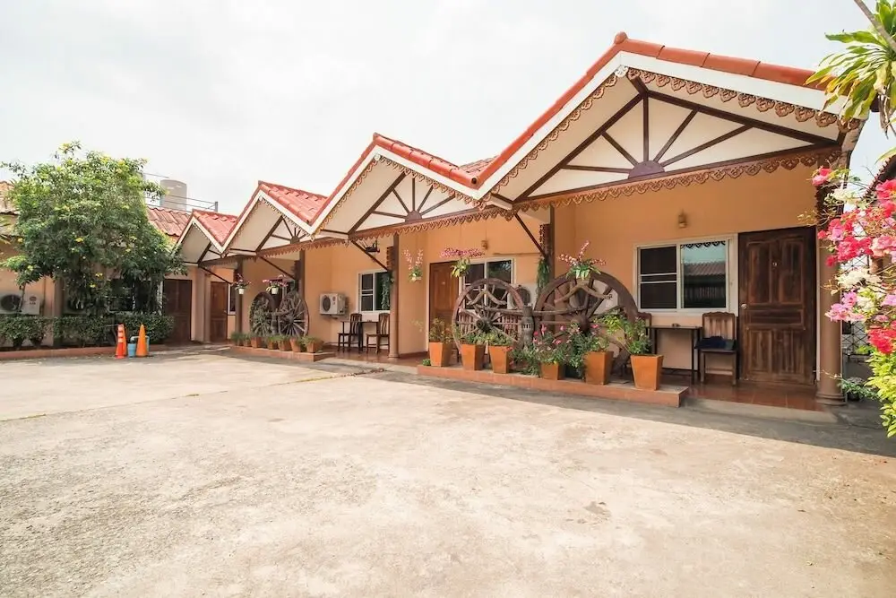 Саттахип: OYO 654 Samanmit Inn Hotel