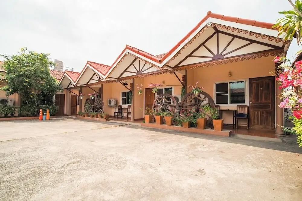 Саттахип: OYO 654 Samanmit Inn Hotel