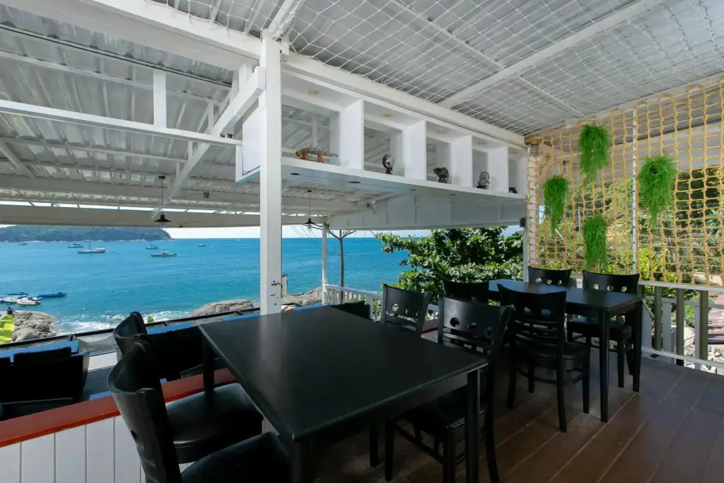 Муанг: Naiharn On the Rock Resort