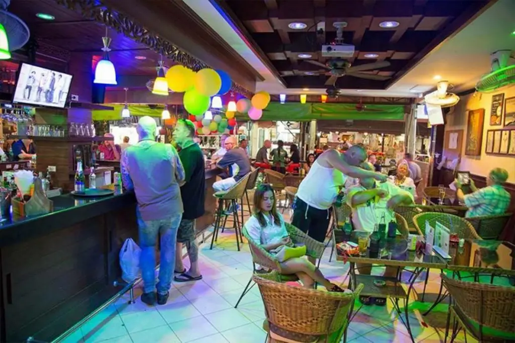 Паттайя: Harrys Hotel, Bar & Restaurant