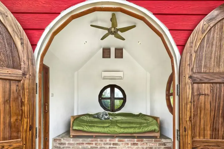 Паи: Dog House