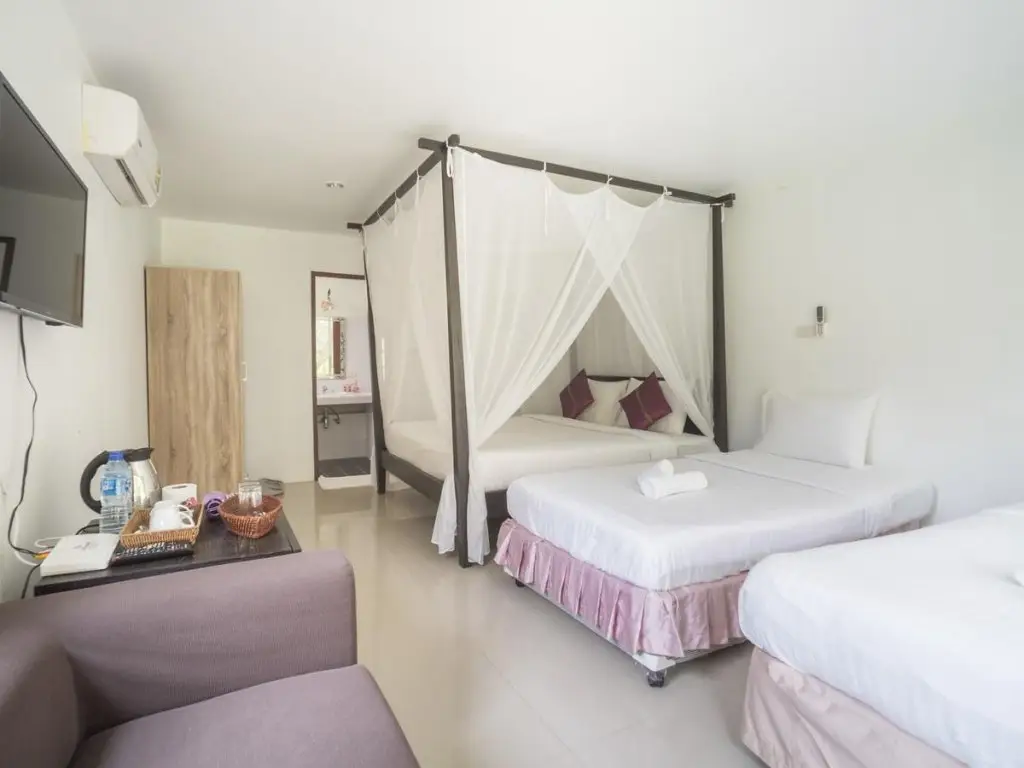 Муанг: Baan Mai Beachfront Phuket Lone Island