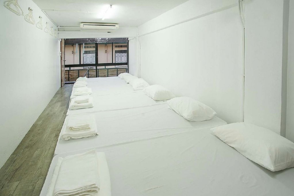 Сураттхани: The Port Hostel