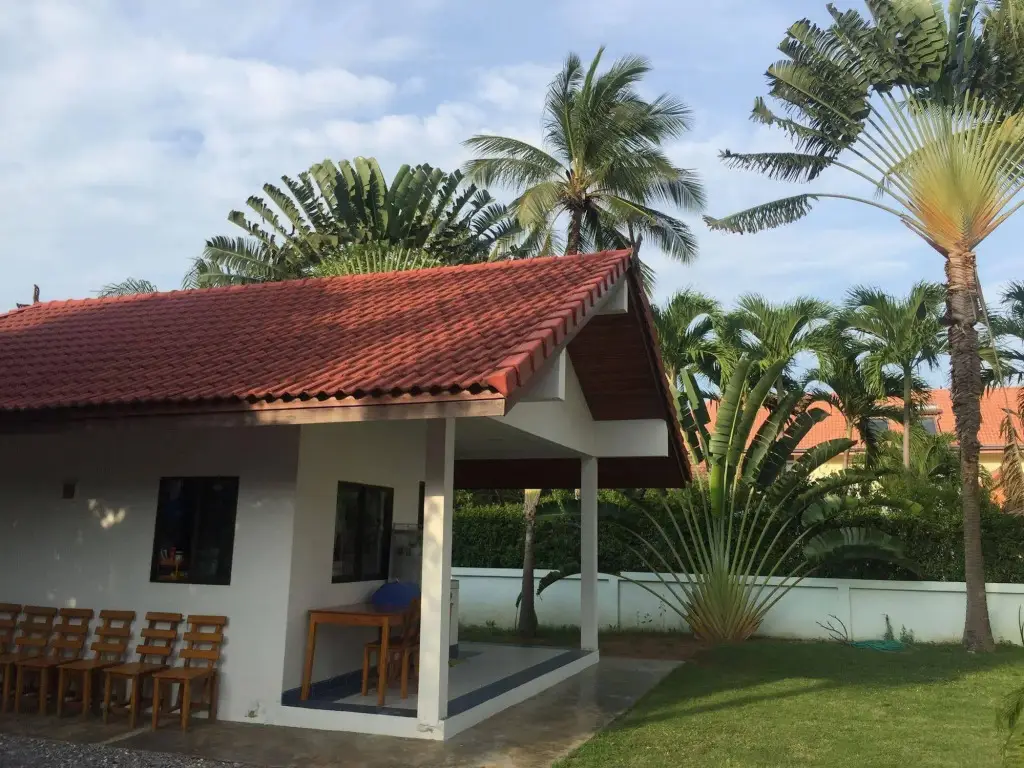 Сам-Рои-Йот: Lyndale Lodge