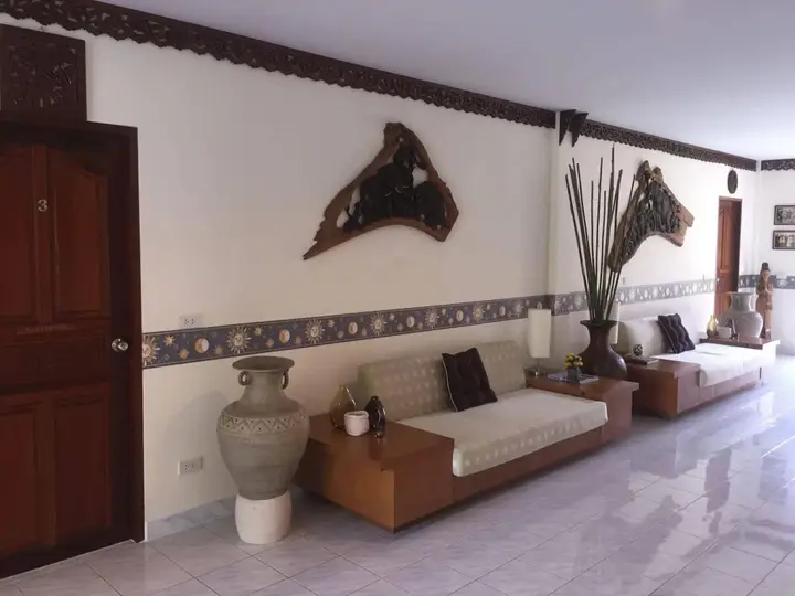 Сам-Рои-Йот: Lyndale Lodge