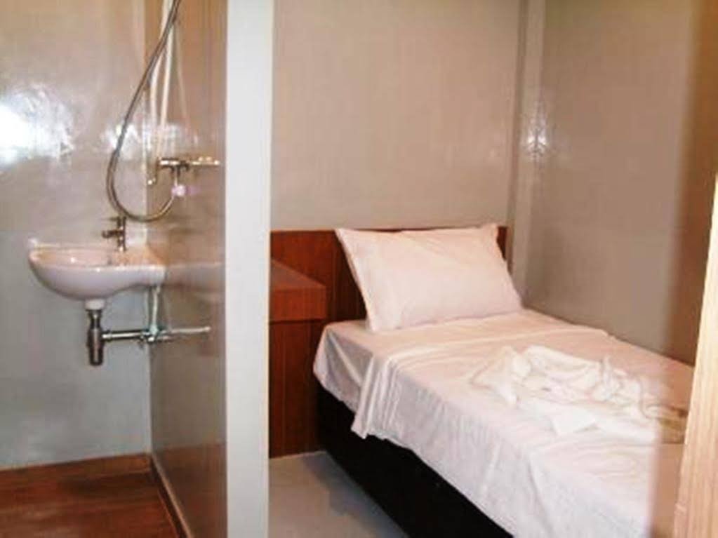 Бангкок: At One Inn Hualamphong