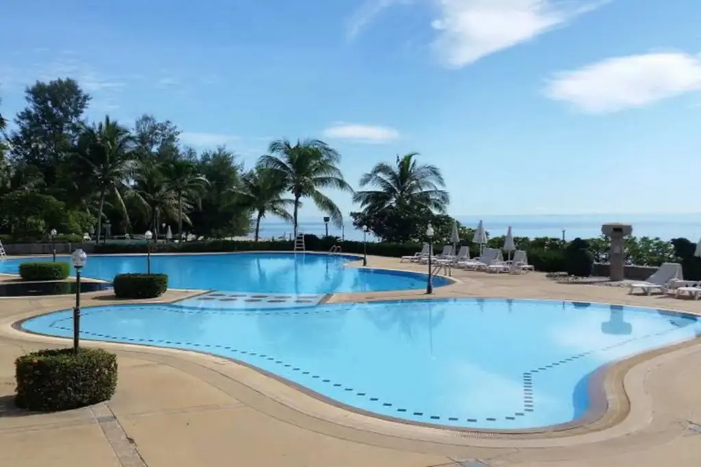 Чаам: Issara at Cha-Um Beach Club