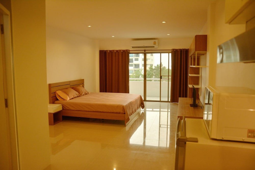Паттайя: Jomtien Hill Resort Condo by Dan