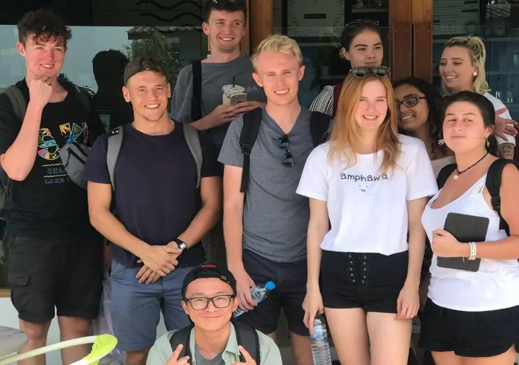 Дамноен Садуак: The Peace Hostel