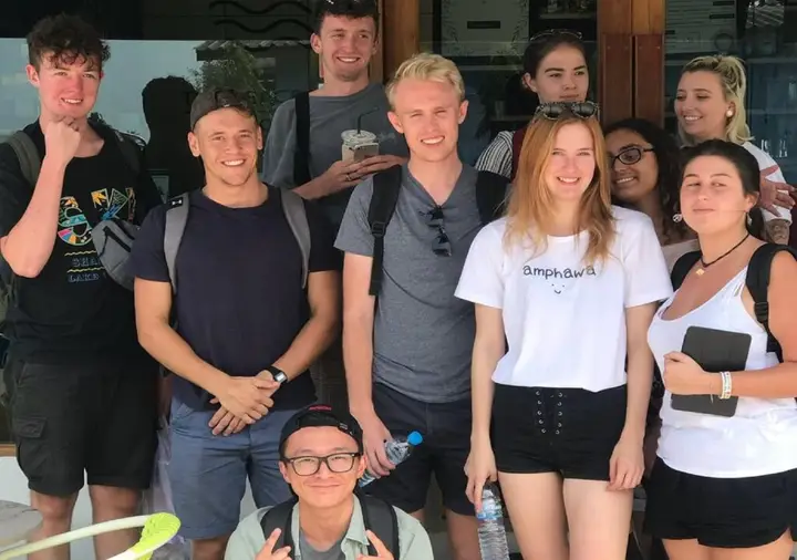 Дамноен Садуак: The Peace Hostel