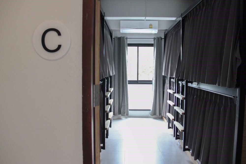 Дамноен Садуак: The Peace Hostel