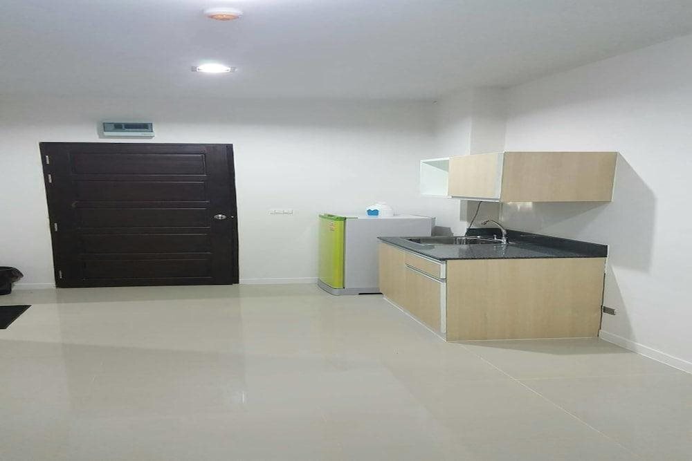 Сураттхани: Gozone Condotel