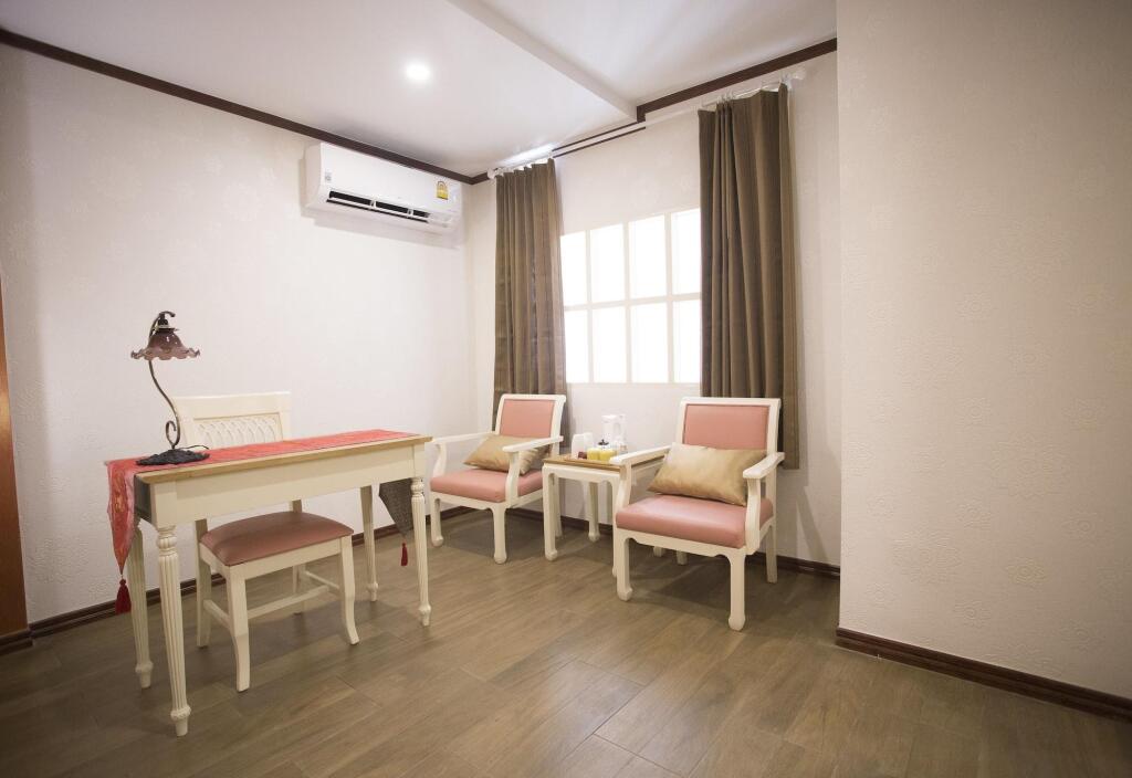 Бангкок: J&Y Hotel