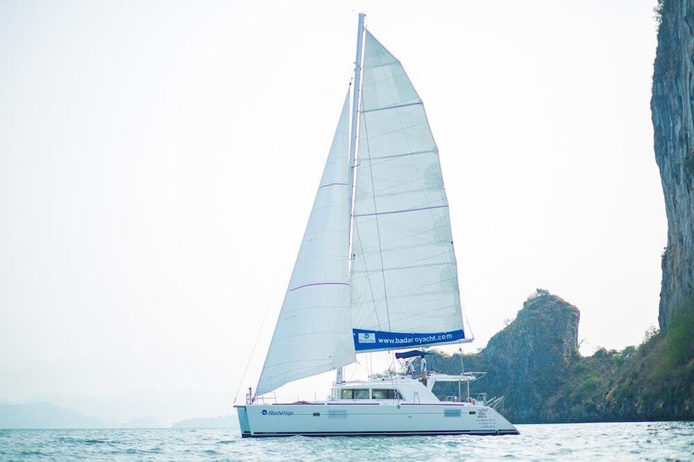 Тхаланг: Discover Catamaran Phuket - LAGOON440