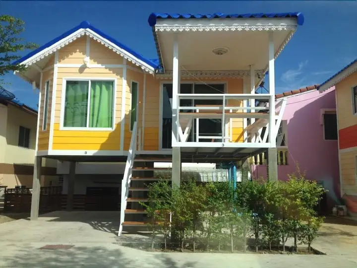 Чаам: RainBow House