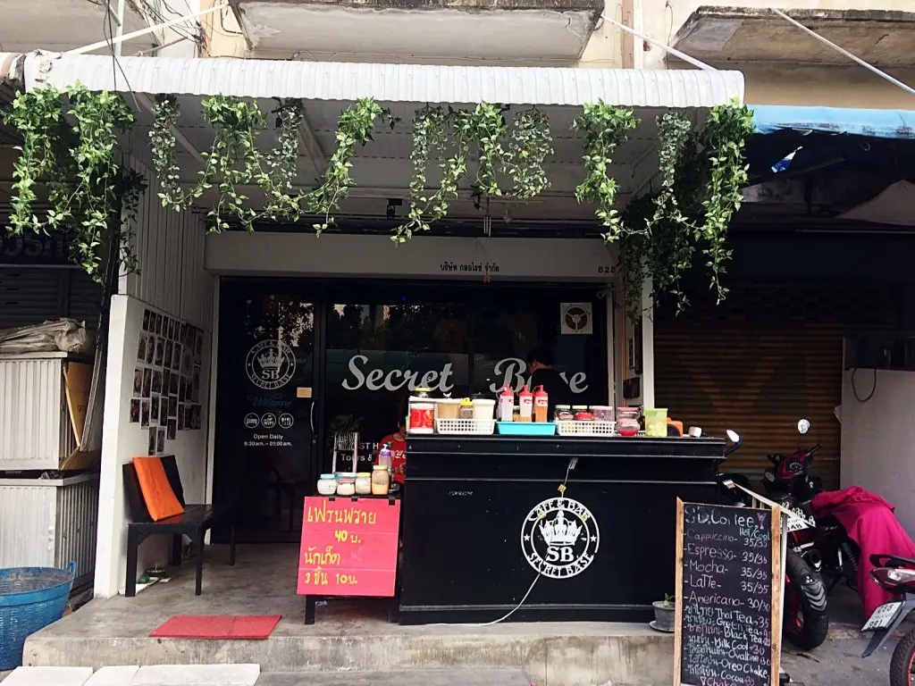 Бангкок: Cafe and Bar Secret Base