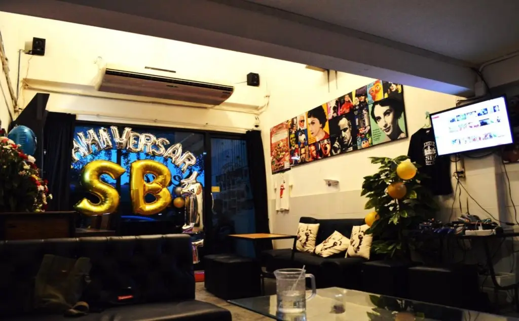 Бангкок: Cafe and Bar Secret Base