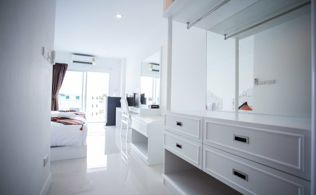 Так: White House Hotel