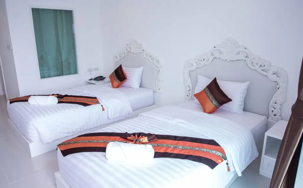 Так: White House Hotel