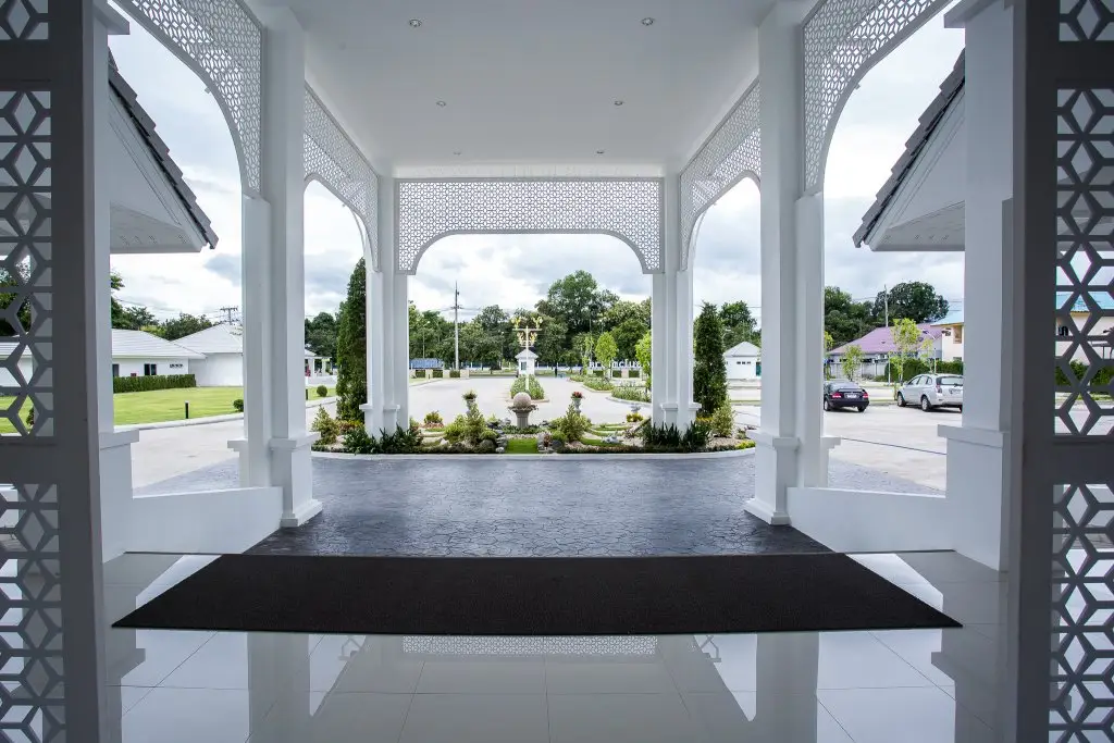 Так: White House Hotel