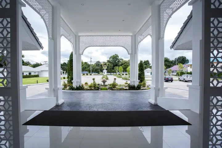 Так: White House Hotel