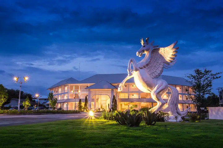 Так: White House Hotel