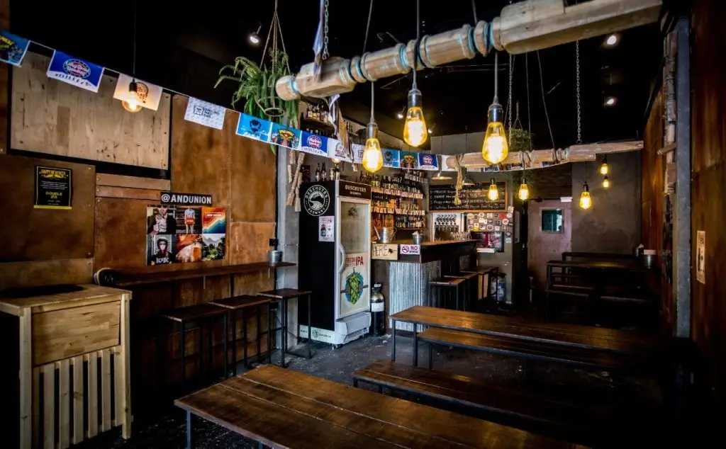 Sleepy Dealer Hostel Bar — фото 1