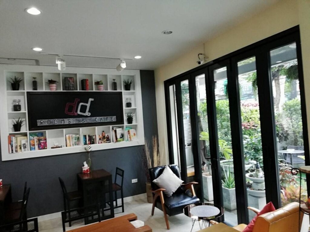 Бангкок: Double D Rooms & Cafe