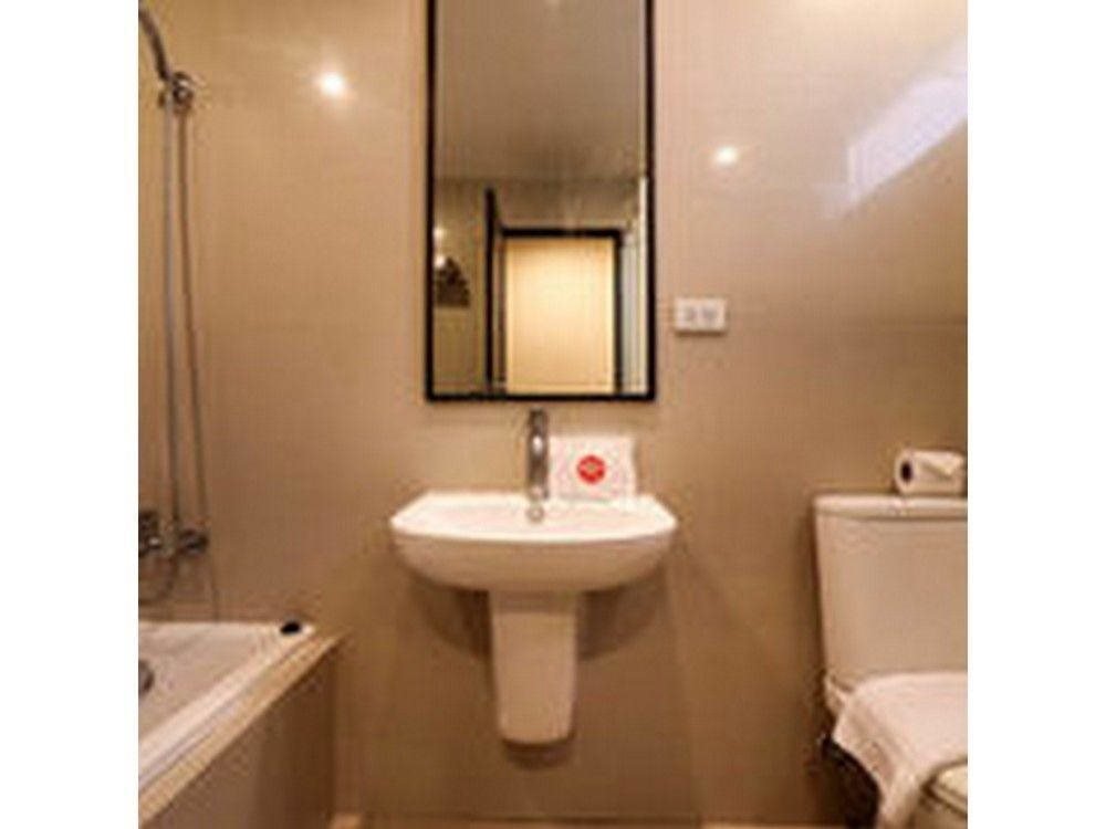 Бангкок: Nida Rooms New Petchburi Perspective at The Green Bells