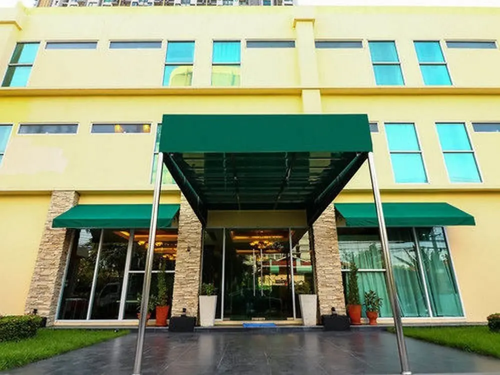 Бангкок: Nida Rooms New Petchburi Perspective at The Green Bells
