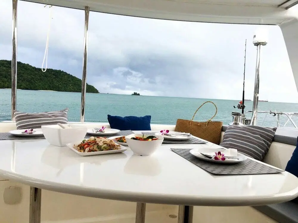 Тхаланг: Discover Catamaran Phuket - LAGOON421