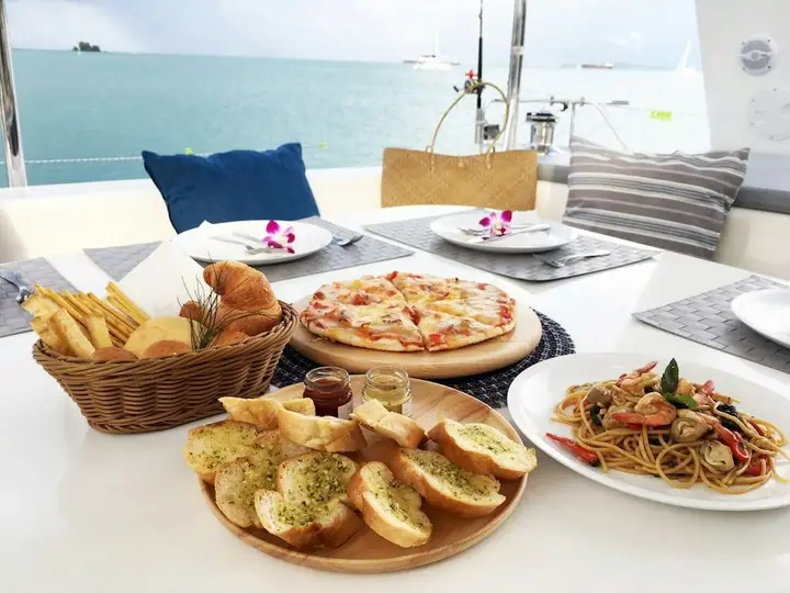 Тхаланг: Discover Catamaran Phuket - LAGOON421