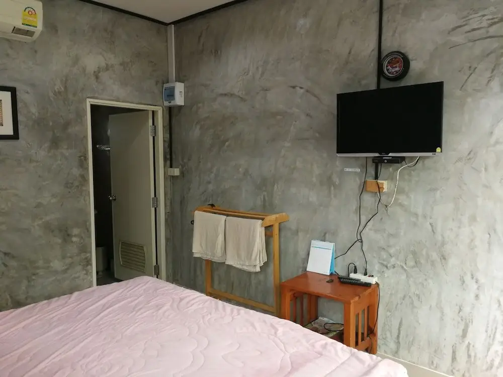 Суан Фуэн: Baan Din Camp and Art Suanphueng