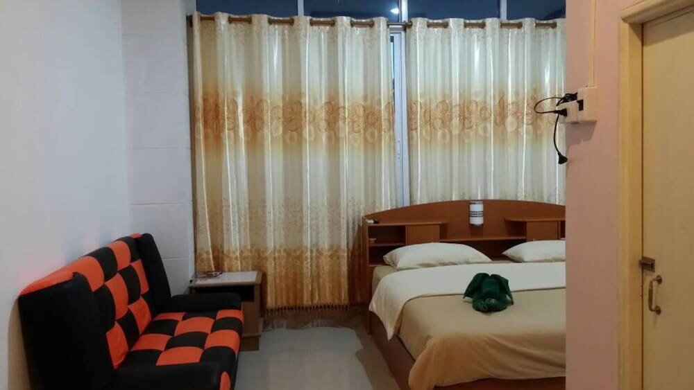 Дамноен Садуак: Watinee Resort