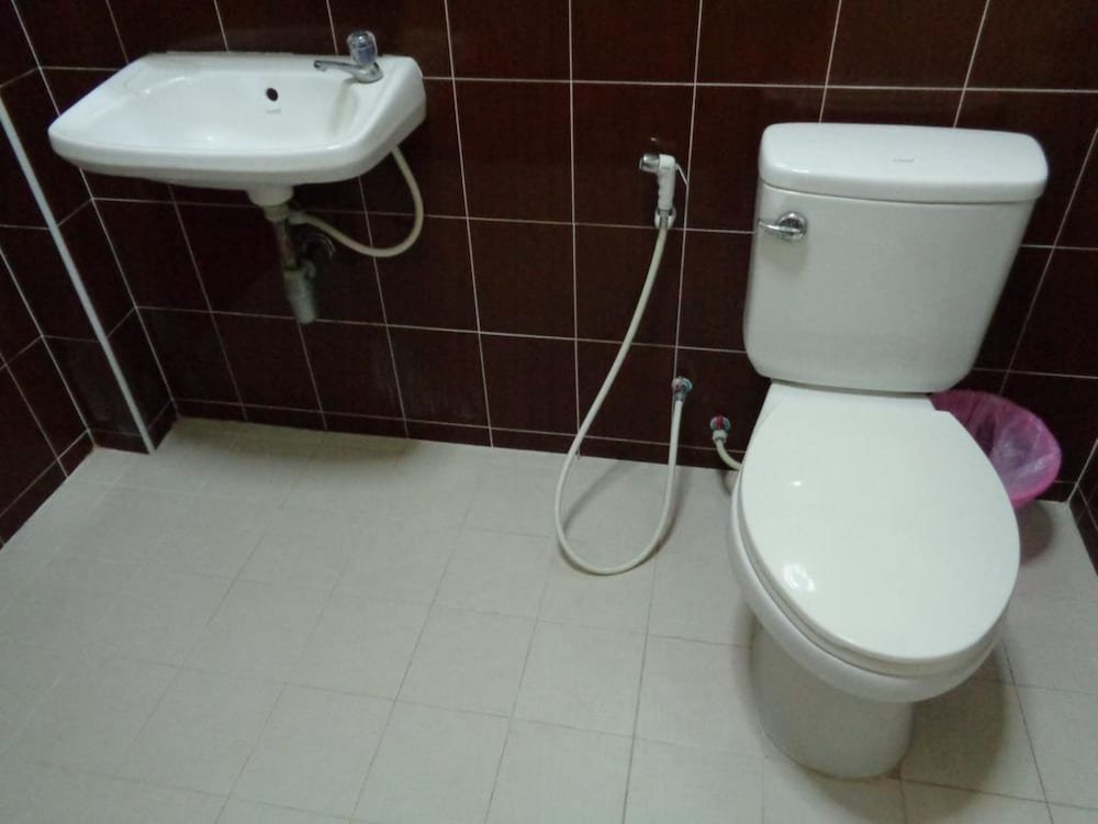 Дамноен Садуак: Watinee Resort
