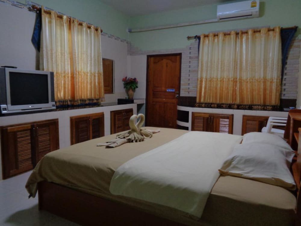 Дамноен Садуак: Watinee Resort