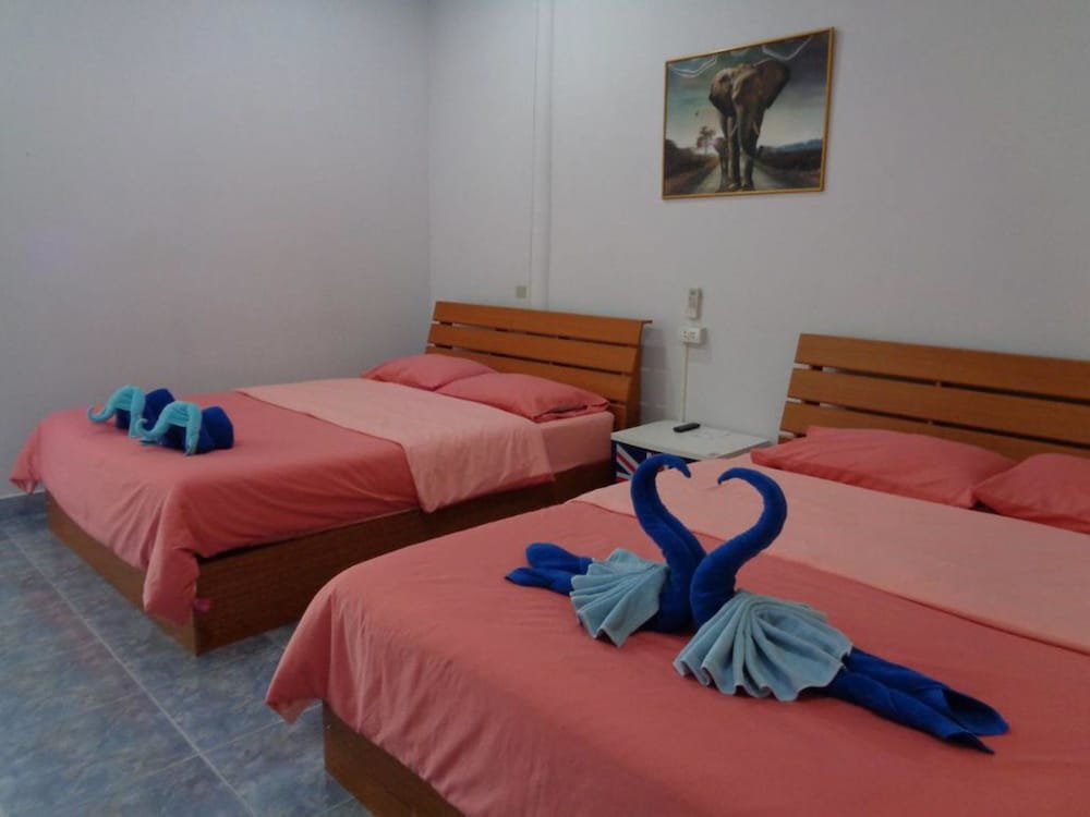 Дамноен Садуак: Watinee Resort