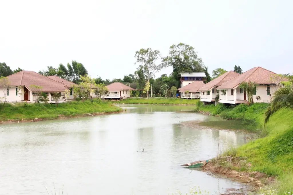 Си Маха Пхот: Pirom Lake And Resort
