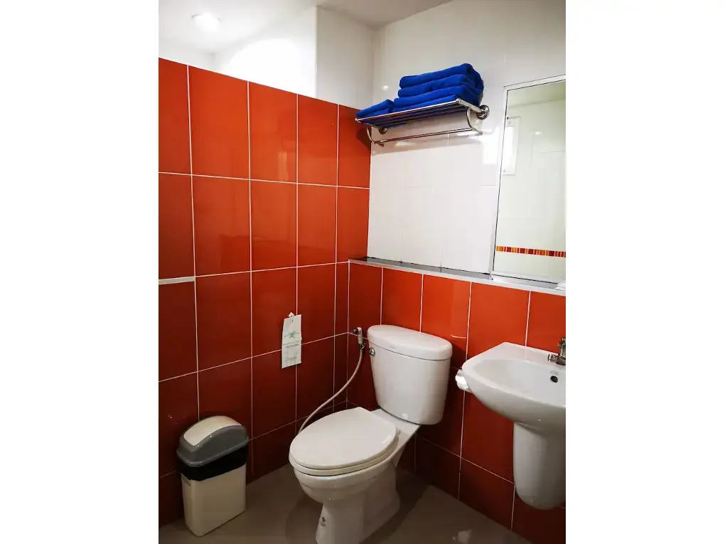 Кхлонг-Янг: 100 House Hotel