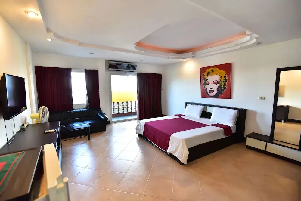Паттайя: Enjoy Andre Restaurant & Room