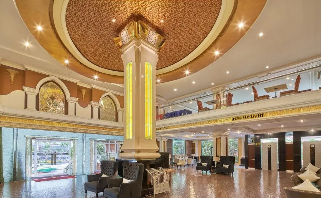 Паттайя: Floral Hotel  Dolphin Circle Pattaya