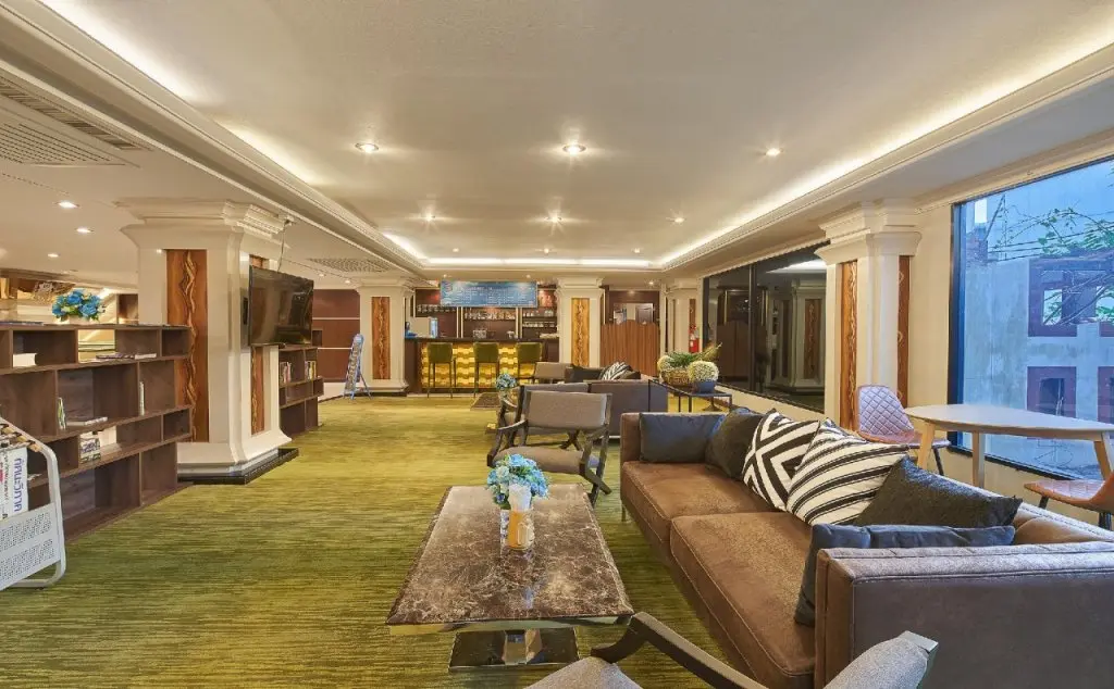 Паттайя: Floral Hotel  Dolphin Circle Pattaya